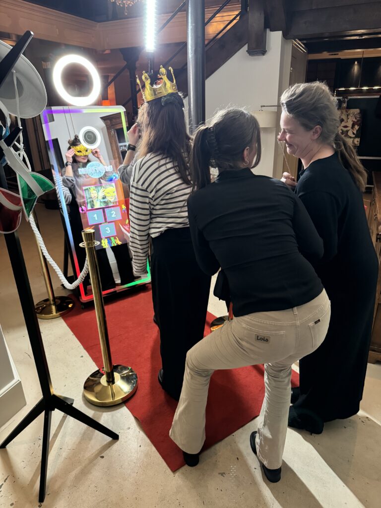 magic photobooth mirror met blije mensen