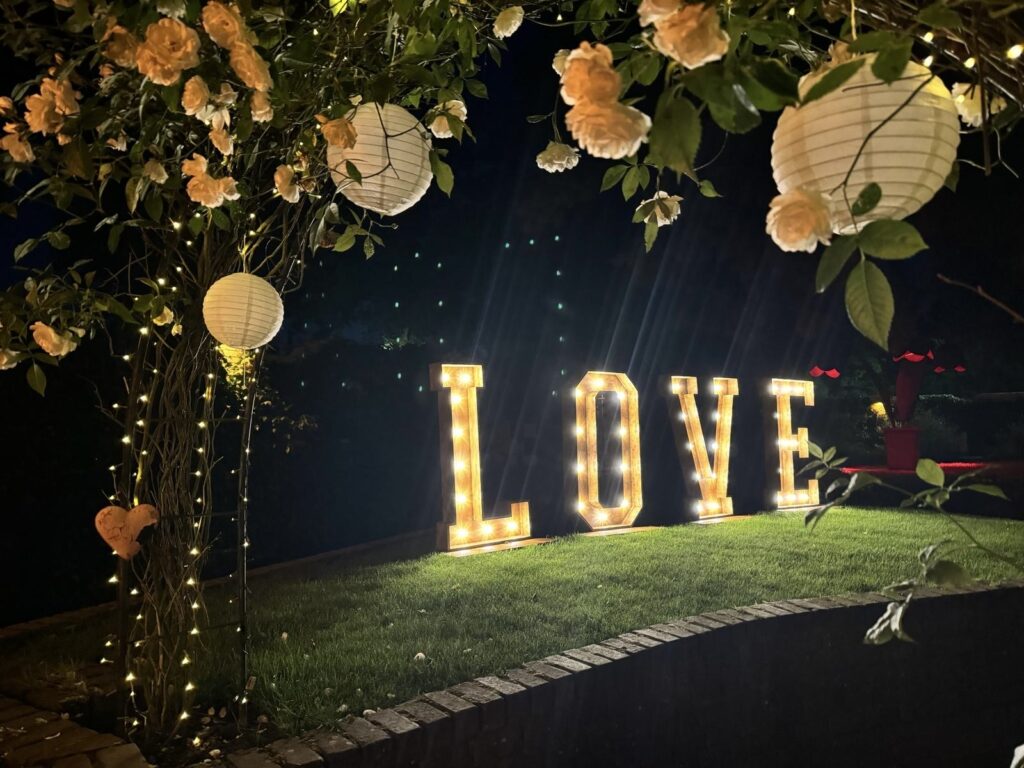 een bruiloft waar mensen lichtletters en love letters huren
