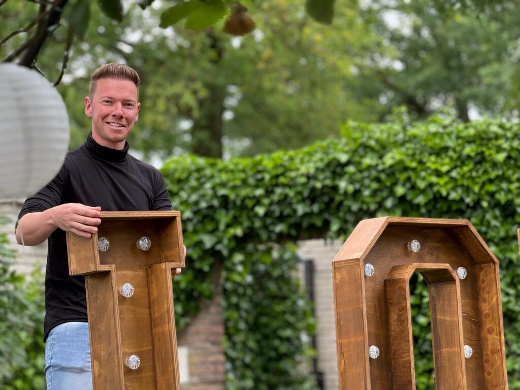 Chris geeft je graag gratis advies over je feest en over love letters huren