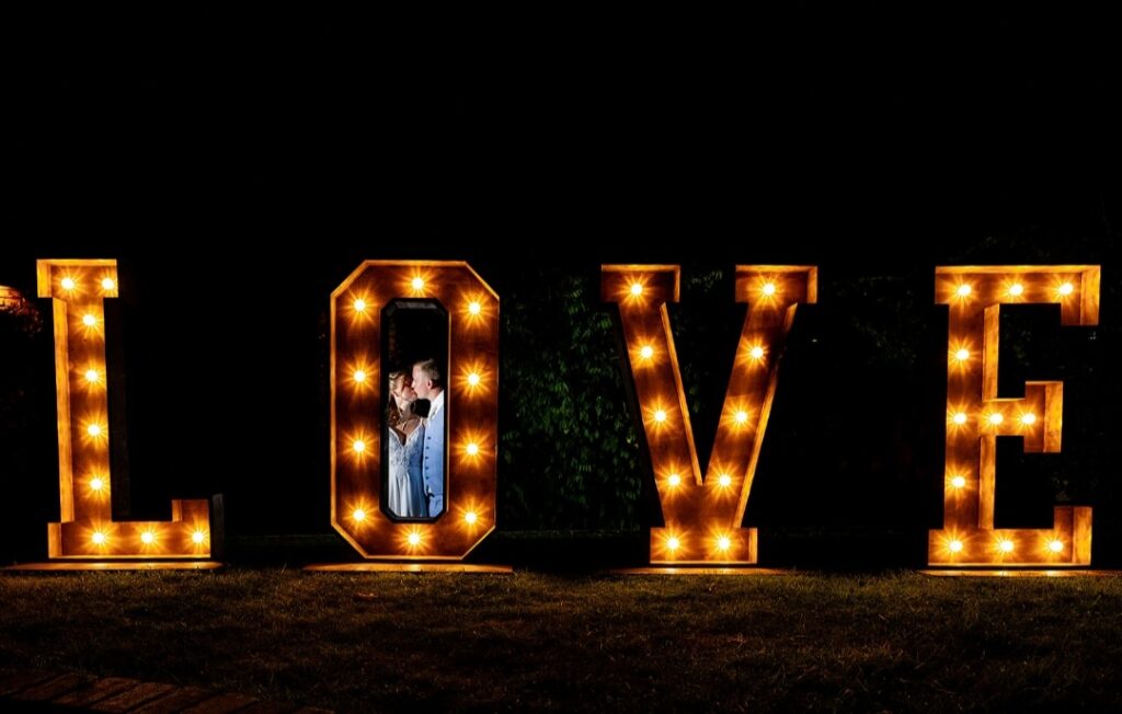 een bruikdspaar die Houten love letters huren