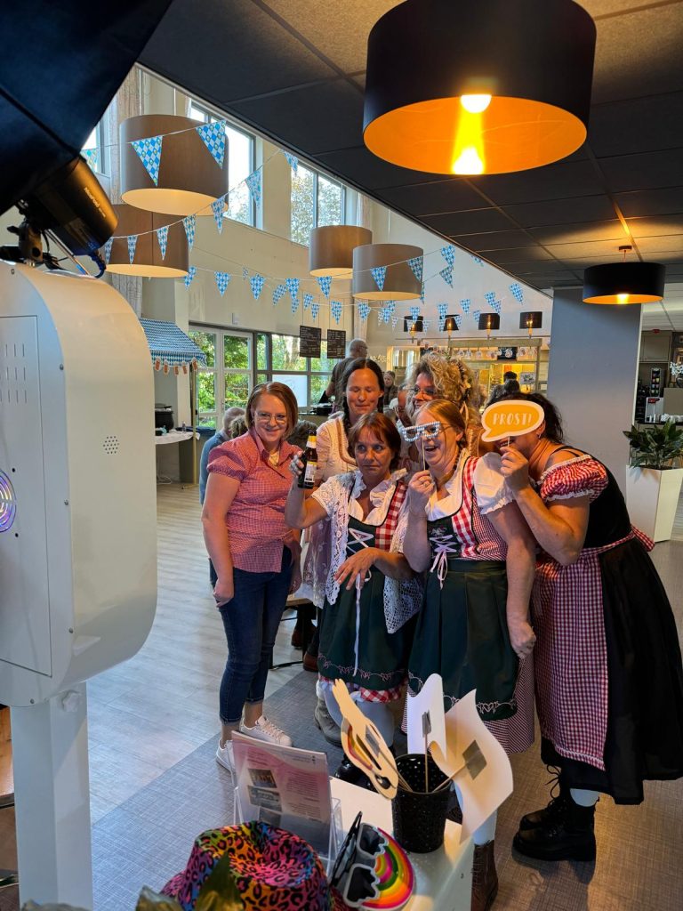 lachende mensen voor de fotopaaf