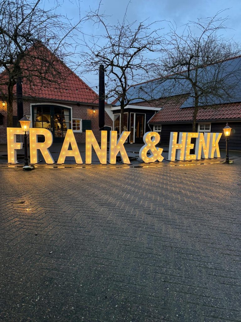 frank en henk die lichtletters wouden huren