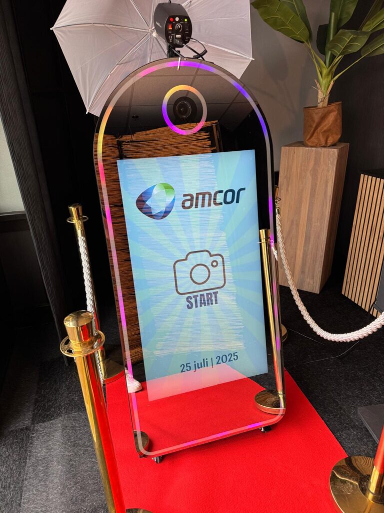 Magic photobooth mirror huren? Met luxe rode loper en paaltjes