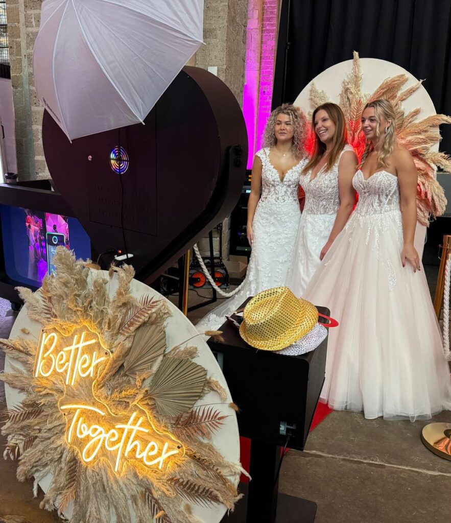 Bruiloft photobooth met 3 bruiden